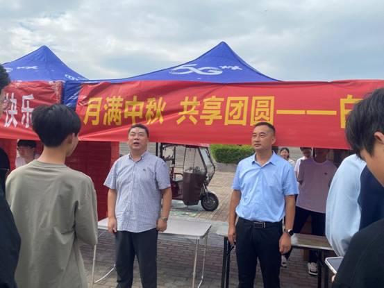 威廉希尔williamhill官网开展“中秋团圆 情满校园”送月饼活动